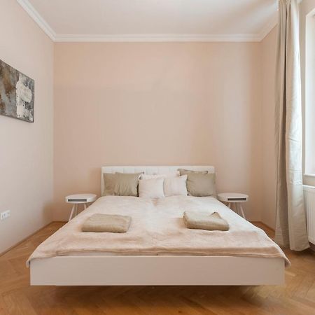Opera & Basilica 2 Bedrooms With Balcony بودابست المظهر الخارجي الصورة