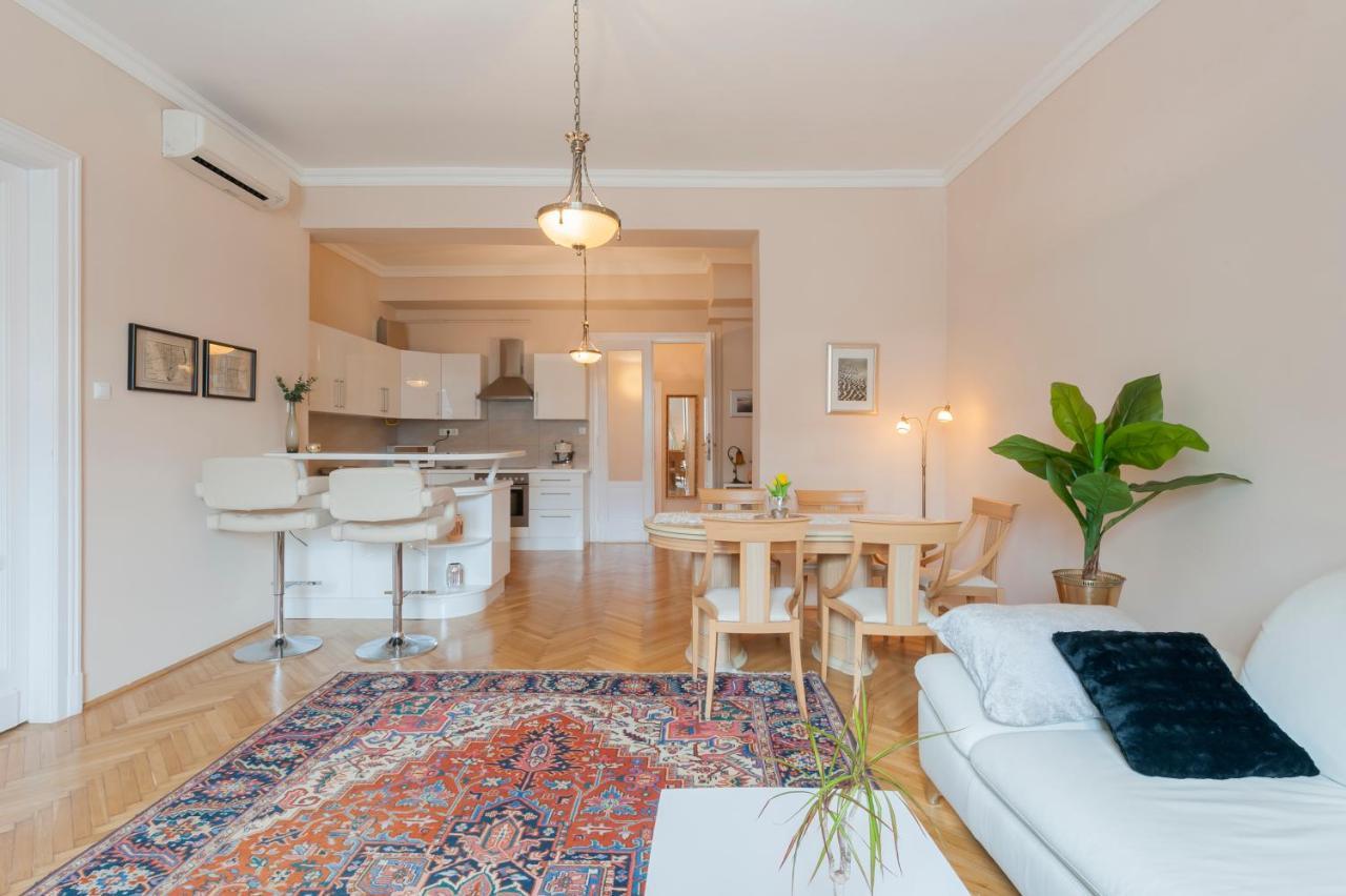 Opera & Basilica 2 Bedrooms With Balcony بودابست المظهر الخارجي الصورة