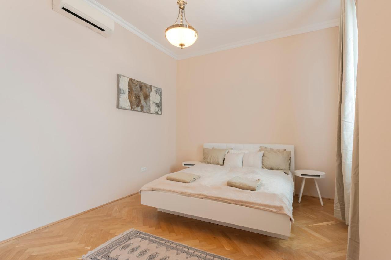 Opera & Basilica 2 Bedrooms With Balcony بودابست المظهر الخارجي الصورة