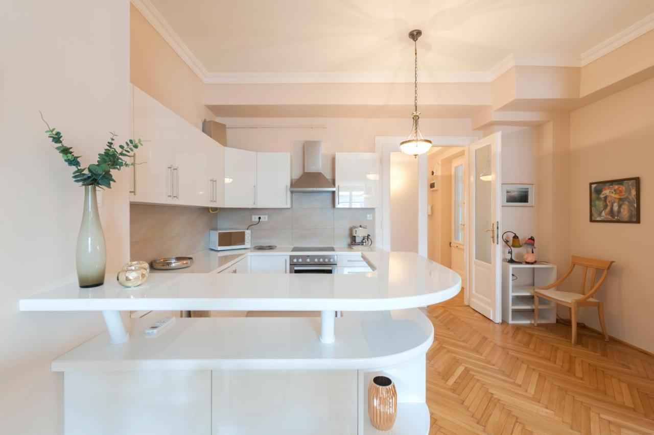 Opera & Basilica 2 Bedrooms With Balcony بودابست المظهر الخارجي الصورة