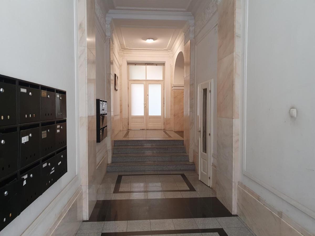 Opera & Basilica 2 Bedrooms With Balcony بودابست المظهر الخارجي الصورة